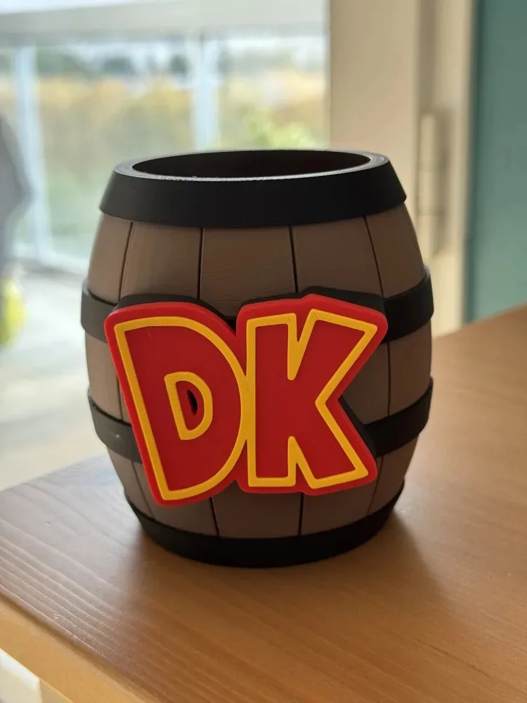 Barril con letras DK visto de cerca sobre una mesa