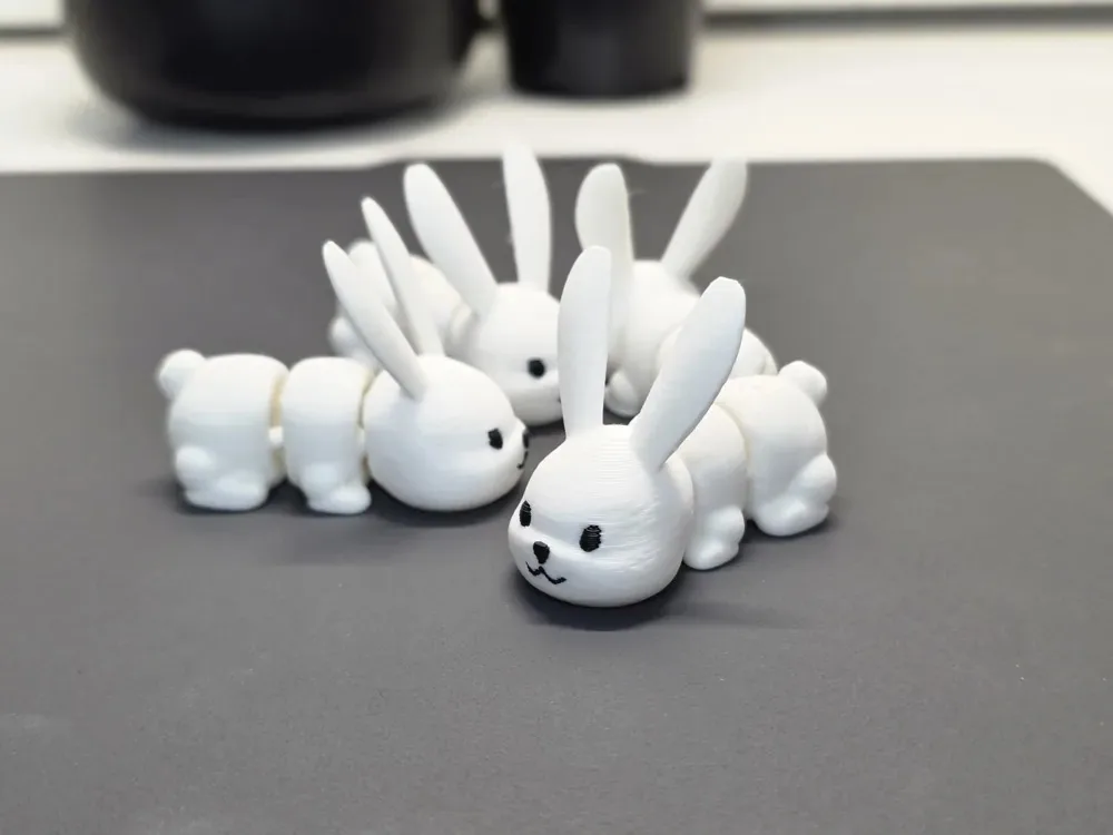 Tres conejos articulados pequeños impresos en blanco