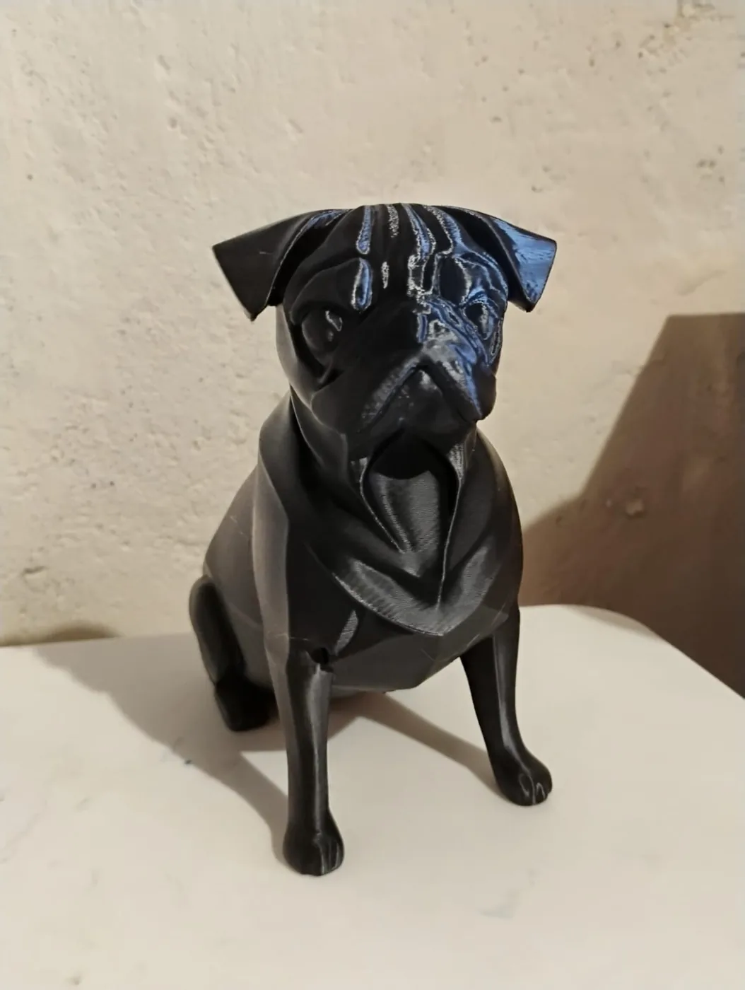 Figura de perro pug en estilo geométrico, impresa en color negro