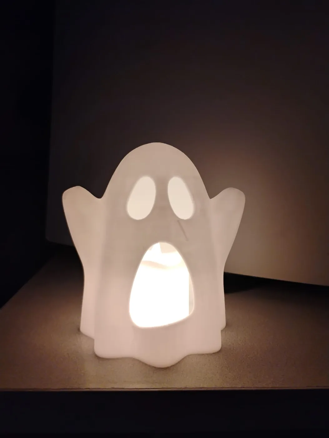 Lámpara con forma de fantasma blanco iluminada desde adentro