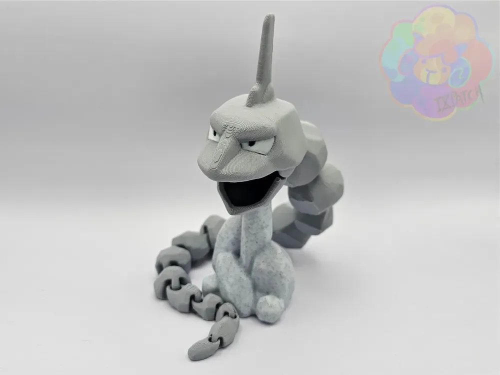 Figura articulada de Onix impresa en gris, con el cuerpo formado por eslabones