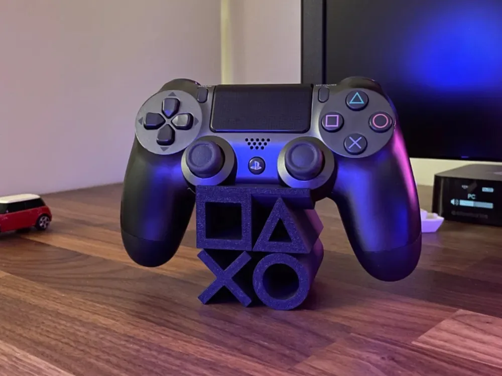 Soporte de escritorio sosteniendo un control de PlayStation